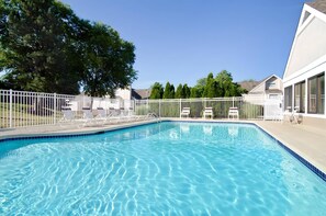 Outdoor pool - MainStay Suites St. Louis - Galleria (Richmond Heights)