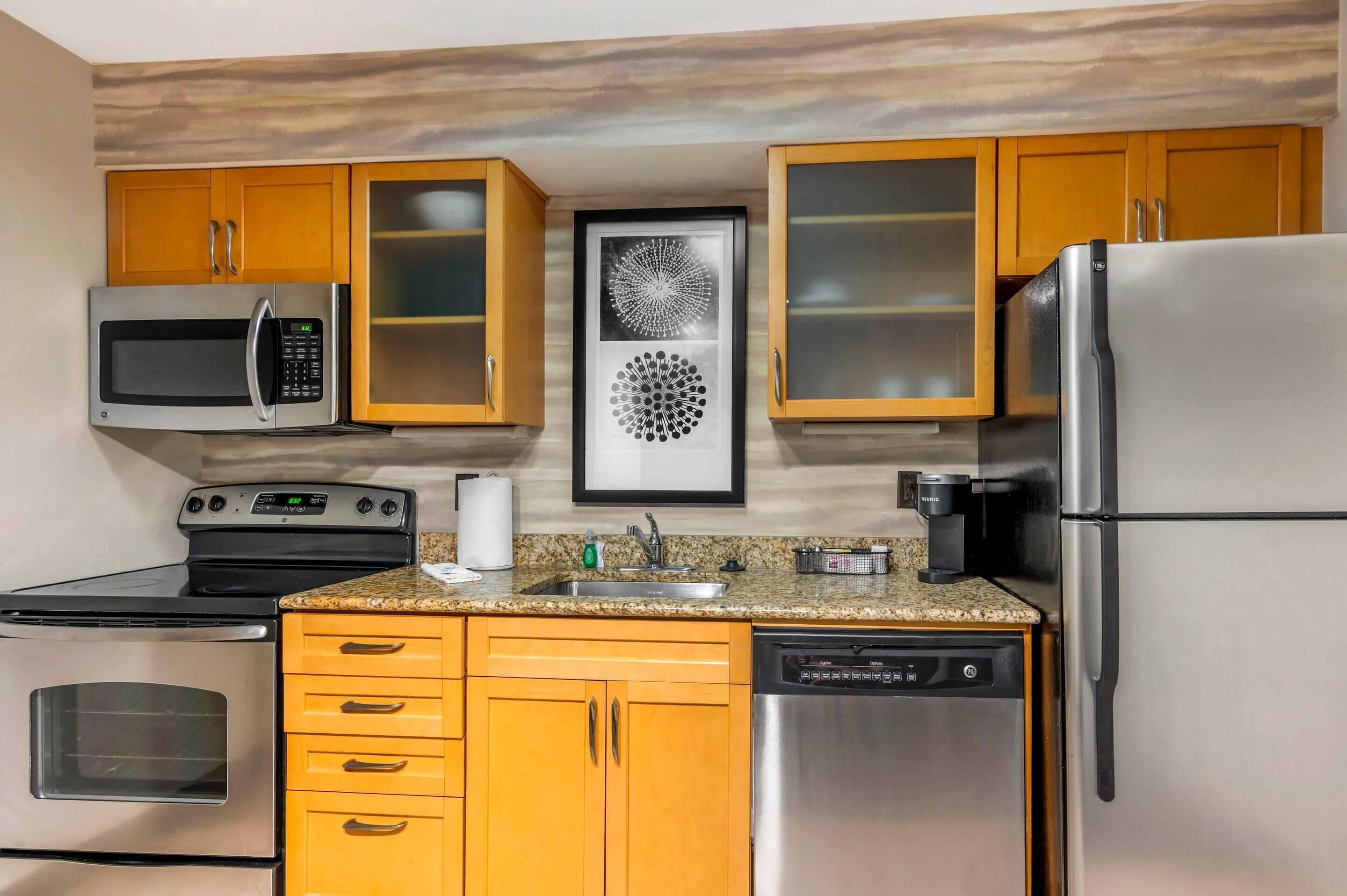 مكتب ومساحة عمل للكمبيوتر المحمول وستائر تعتيم ومكواة/لوح كي