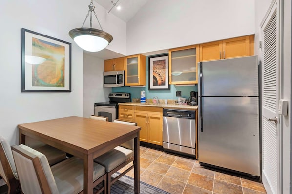 Full-sized fridge, microwave, oven, stovetop