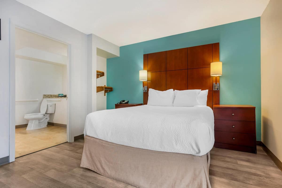 Estudio, 1 cama Queen size, para no fumadores | 1 habitación, escritorio y espacio para trabajar con laptop