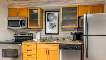 Una scrivania, postazione laptop, tende oscuranti, ferro/asse da stiro