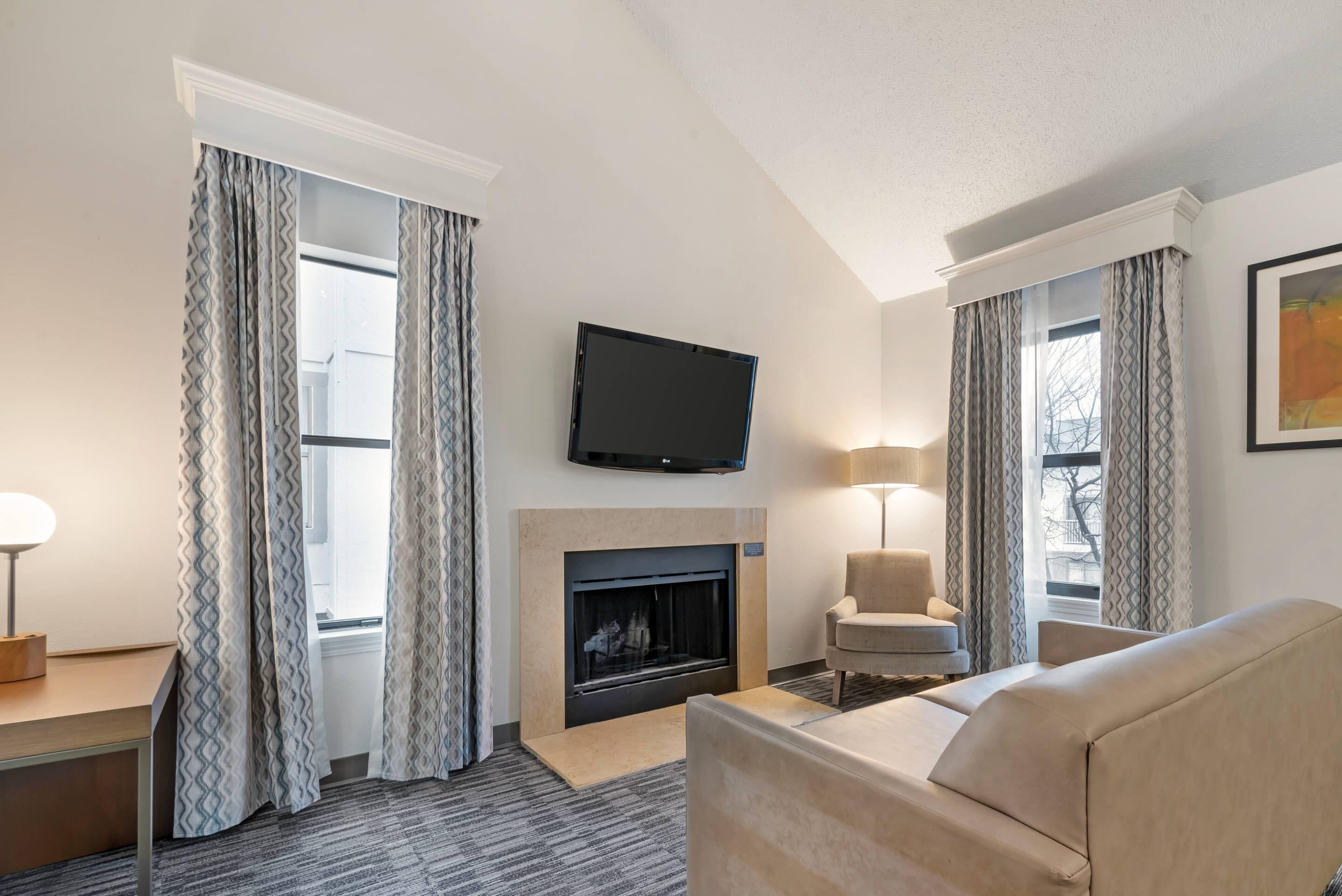 โต๊ะทำงาน, พื้นที่ทำงานแบบใช้แล็ปท็อป, ผ้าม่านกันแสง, เตารีด/โต๊ะรีดผ้า