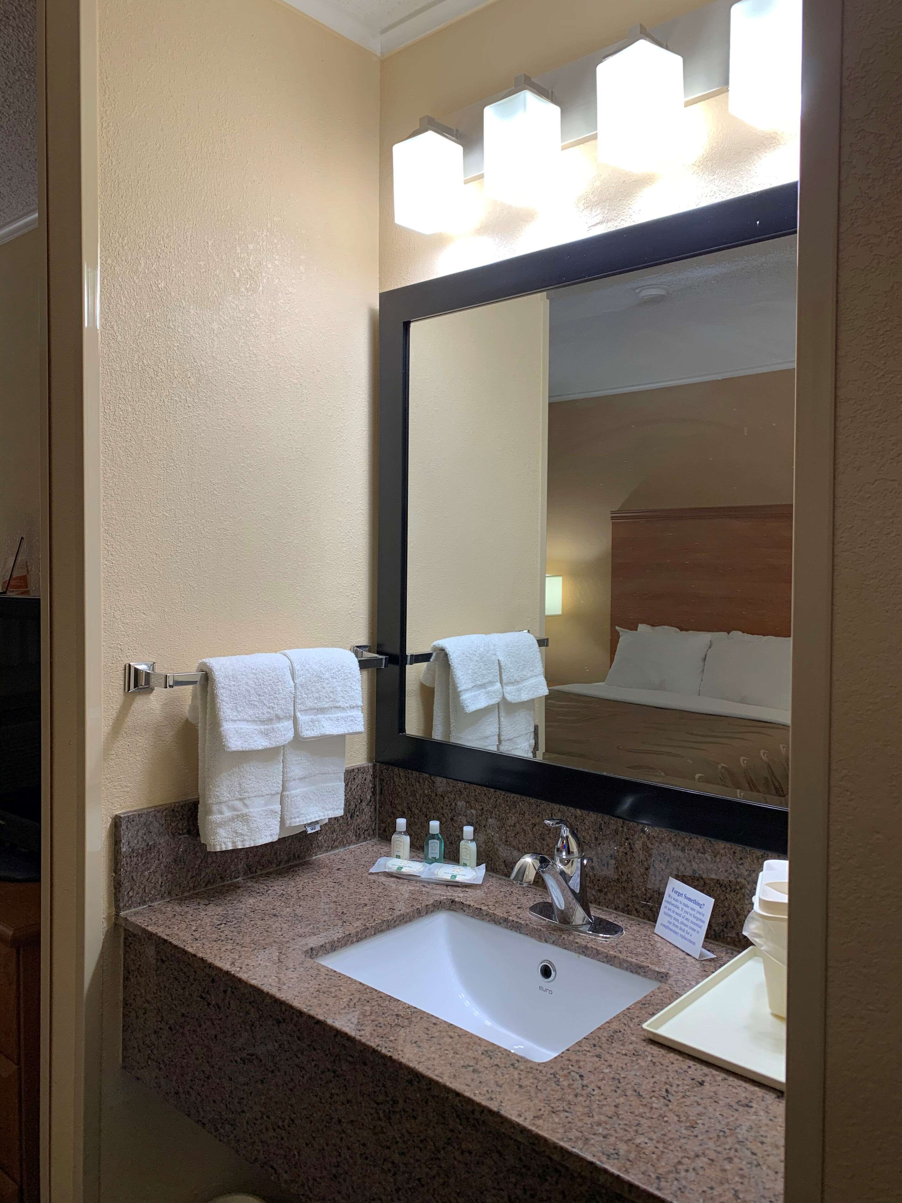 Rom – standard, 2 queensize-senger, ikke-røyk | Bad | Kombinert dusj/badekar, toalettartikler (inkludert) og hårføner