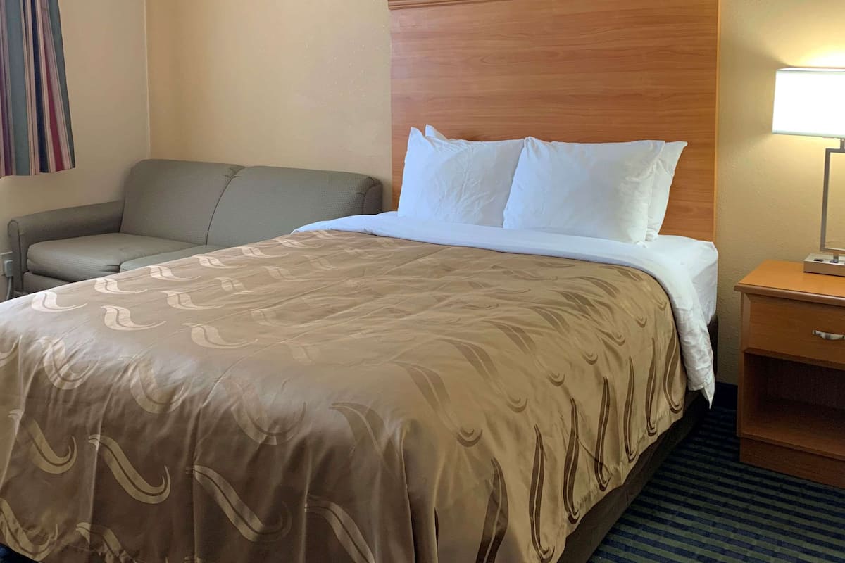Zimmer, 1 Queen-Bett, barrierefrei, Nichtraucher (Roll-In Shower) | Schreibtisch, Bügeleisen/Bügelbrett, kostenloses WLAN, Bettwäsche