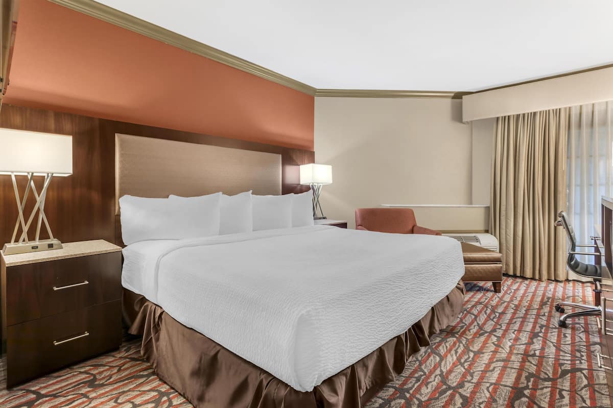 Standard Room, 1 King Bed, Non Smoking, Refrigerator & Microwave | Premium bedding, desk, laptop workspace, iron/ironing board