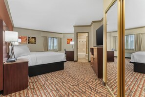 標準客房, 1 張特大雙人床, 非吸煙房, 雪櫃和微波爐 (Larger Room) | 高級寢具、書桌、手提電腦工作空間、熨斗/熨衫板