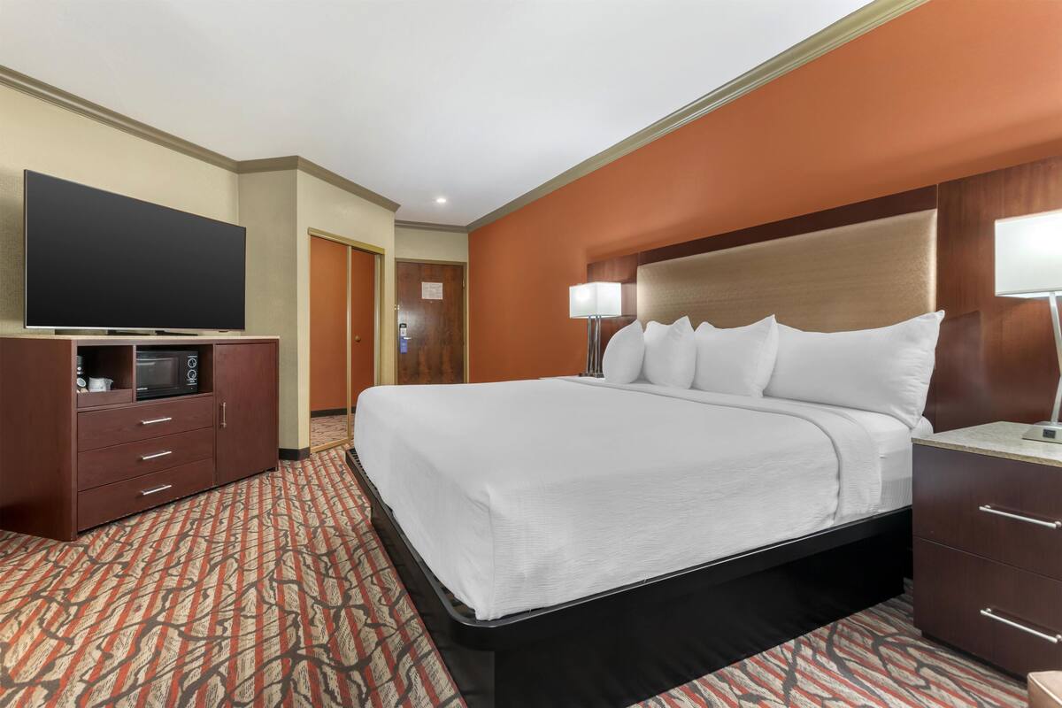 Standard Room, 1 King Bed, Non Smoking, Refrigerator & Microwave (Larger Room) | Premium bedding, desk, laptop workspace, iron/ironing board