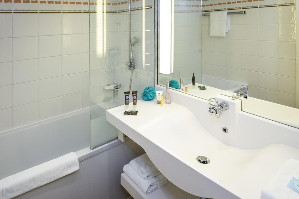 Literie de qualité, lit avec matelas en mousse à mémoire, minibar