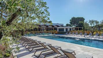 Piscine extérieure (ouverte en saison), chaises longues