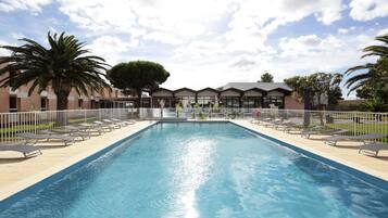 Sæsonbestemt udendørs pool, åben fra kl. 08.00 til kl. 20.00, liggestole