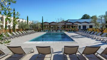 Piscine extérieure (ouverte en saison), chaises longues