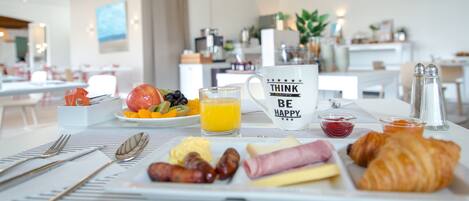 Café da manhã com buffet todos os dias mediante uma taxa