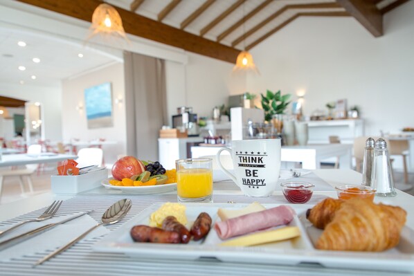 Petit déjeuner buffet servi tous les jours en supplément