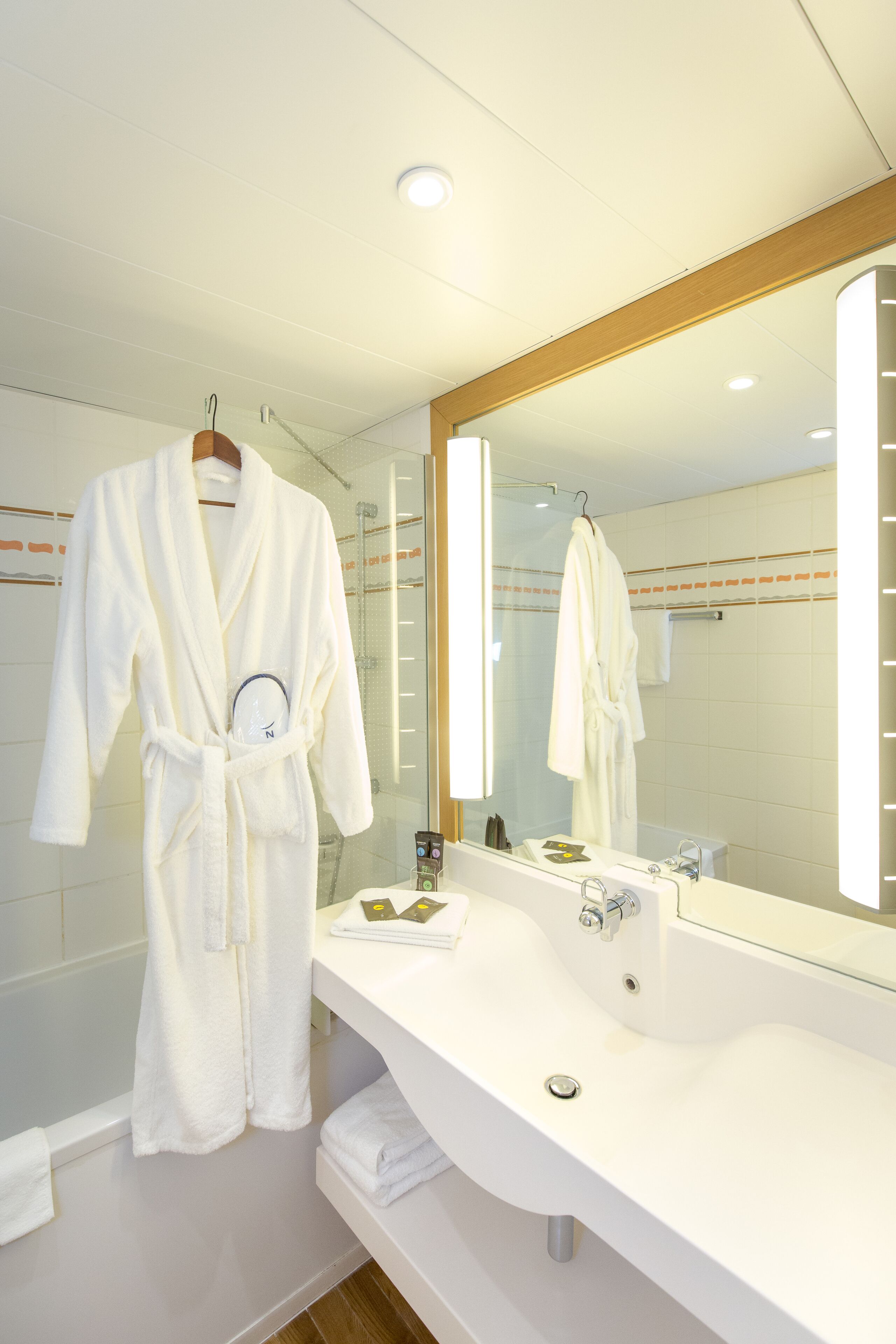 Executive Room, 1 Double Bed with Sofa bed | Bathroom | Bathtub, deep soaking tub, eco-friendly toiletries, hair dryer