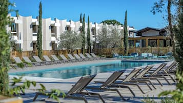 Piscina externa sazonal, funciona das 8h às 20h, espreguiçadeiras