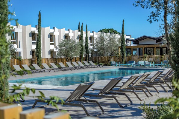 Seasonal outdoor pool, open 8:00 AM to 8:00 PM, sun loungers