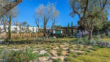 Una piscina al aire libre de temporada, sillones reclinables de piscina