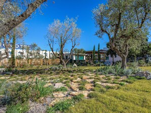 Alberca al aire libre por temporada y camastros 