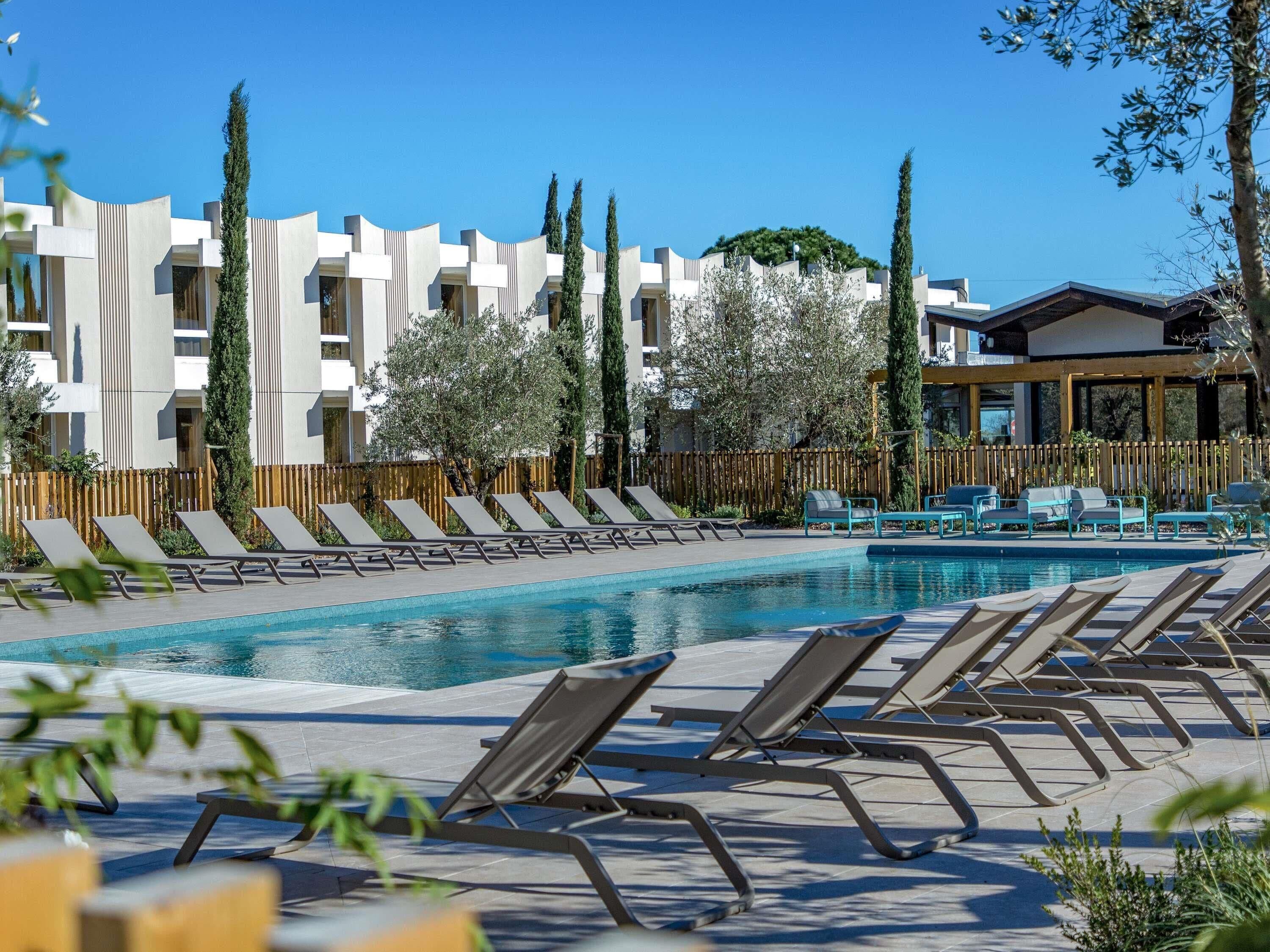 Alberca al aire libre por temporada y camastros 