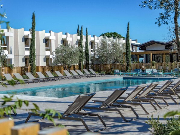 Alberca al aire libre por temporada y camastros 