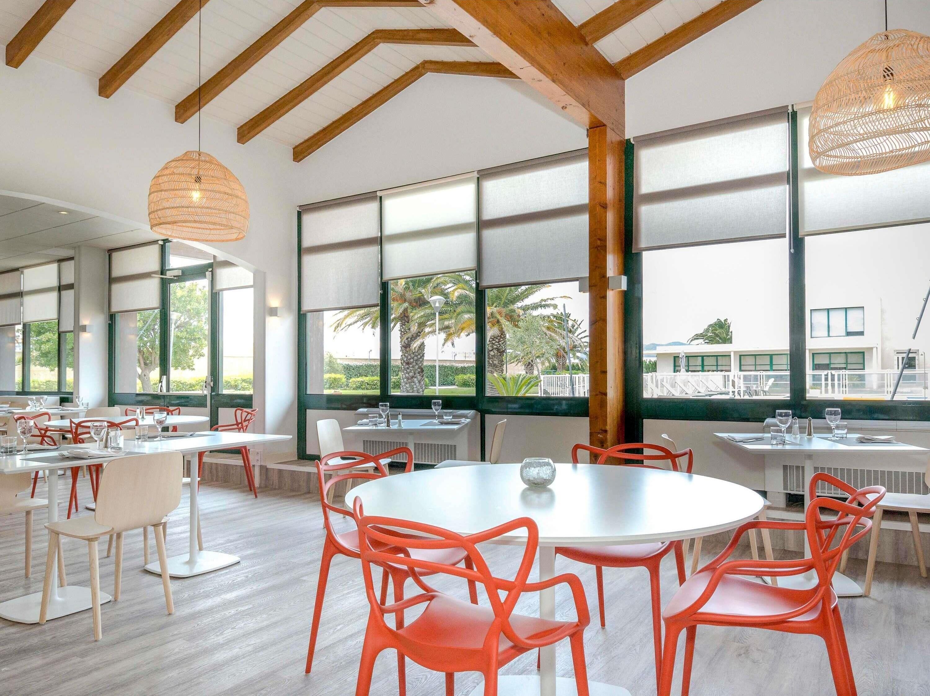 Se sirven cenas y cocina francesa, restaurante con mesas al aire libre 