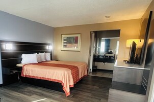 Room, 1 King Bed, Non Smoking | Iron/ironing board, free WiFi, bed sheets, alarm clocks