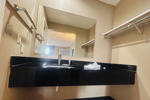 Kamer, 1 kingsize bed, niet-roken | Badkamer | Een douche, gratis toiletartikelen, een haardroger, handdoeken
