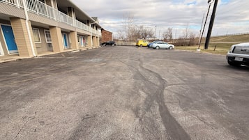 مواقف سيارات مجانية