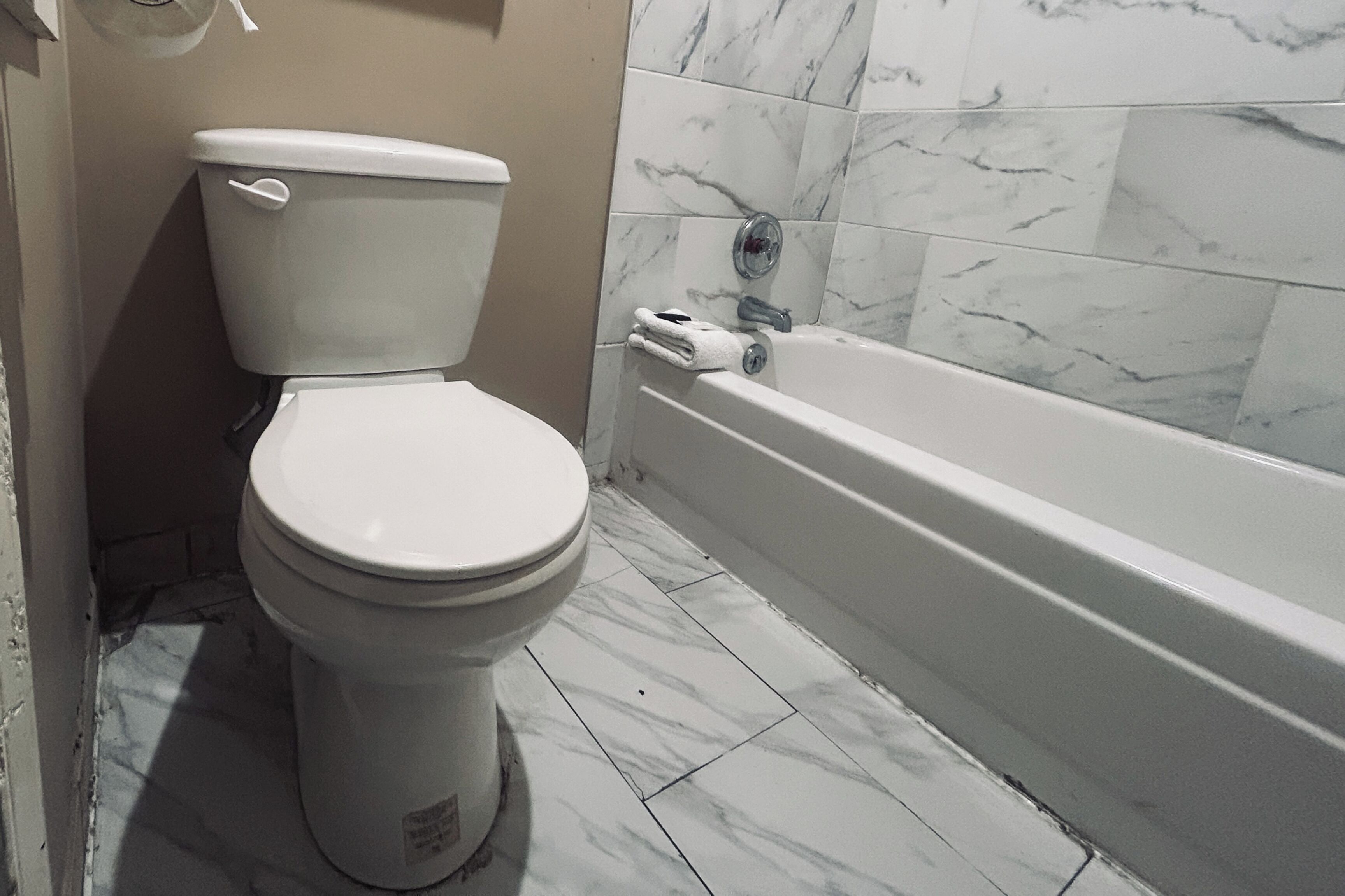 Chambre, 2 grands lits, non-fumeur | Salle de bain | Douche, articles de toilette (gratuits), séchoir à cheveux