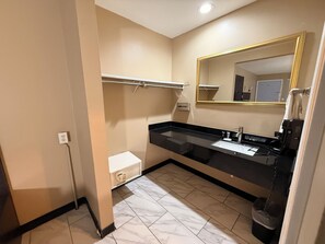 Rum - 2 queensize-sängar - icke-rökare | Badrum | Dusch, gratis toalettartiklar, hårtork och handdukar