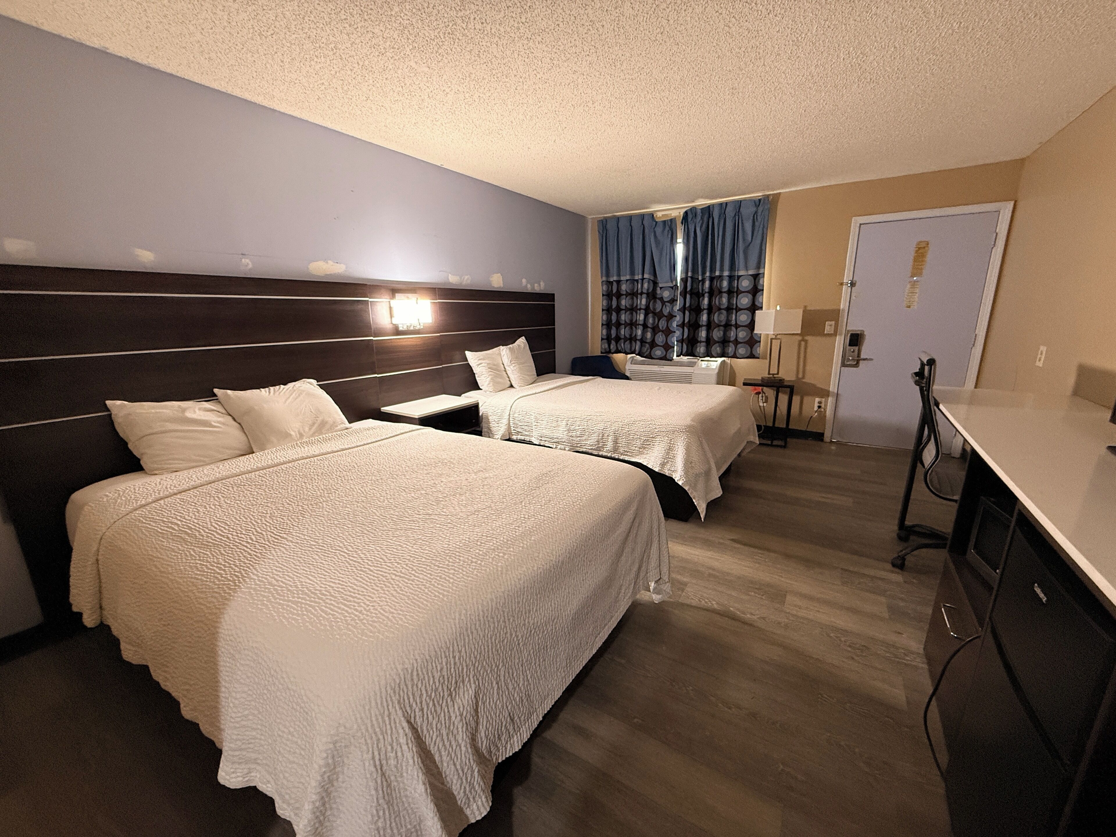 Rum - 2 queensize-sängar - icke-rökare | Strykjärn/strykbräda, gratis wi-fi, sängkläder och väckarklockor