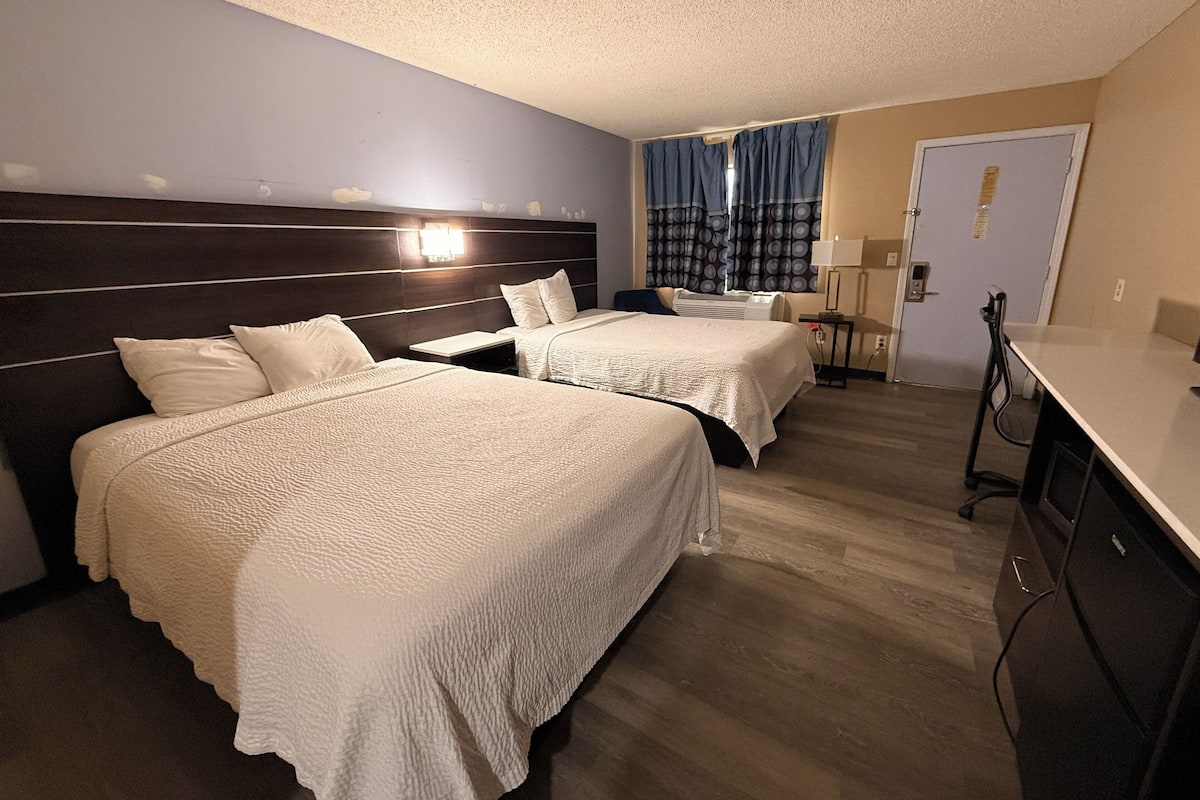 Rum - 2 queensize-sängar - icke-rökare | Strykjärn/strykbräda, gratis wi-fi, sängkläder och väckarklockor