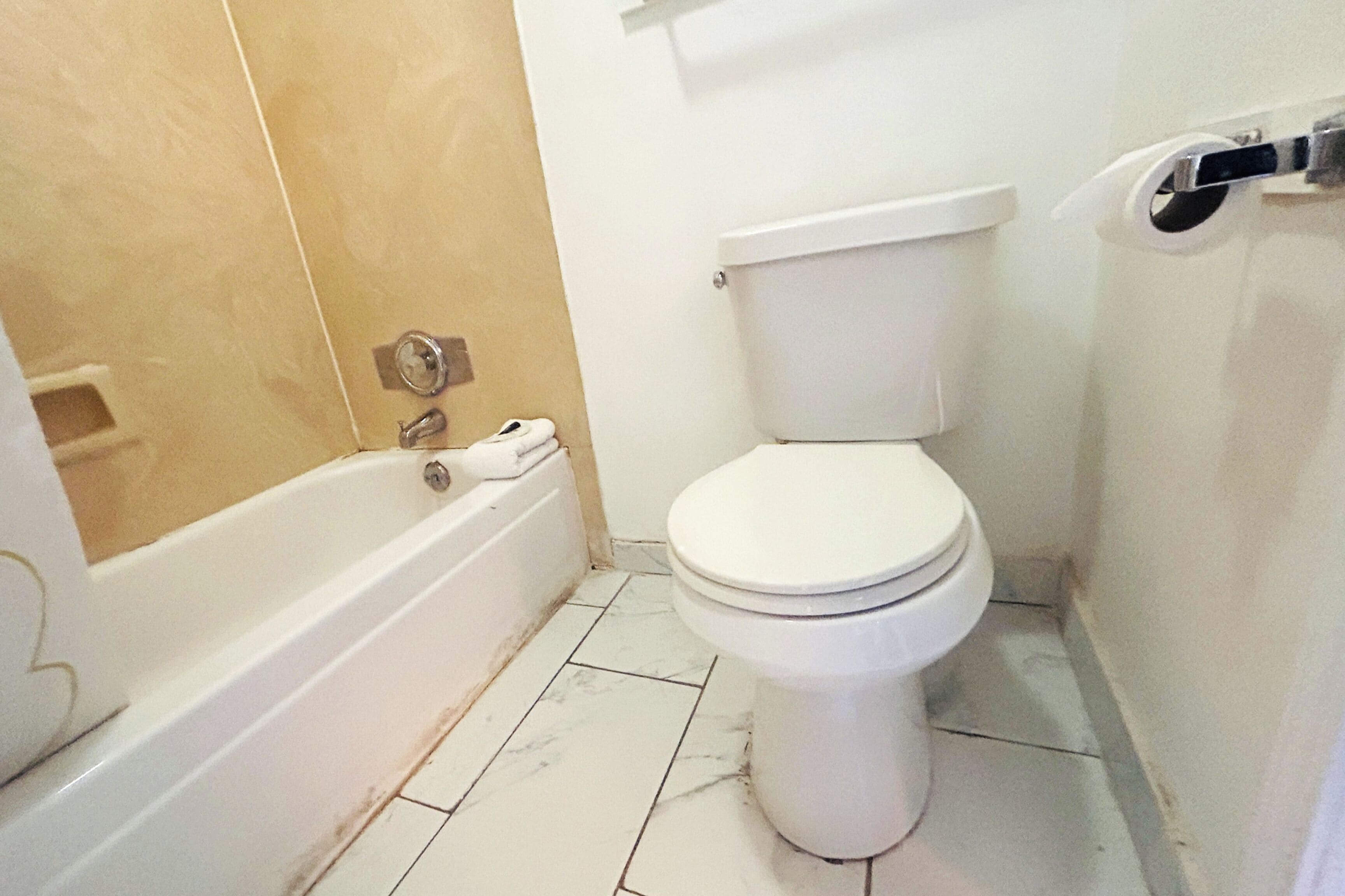 Un baño con inodoro, bañera y ducha.