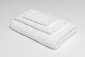 Baignoire, articles de toilette gratuits, sèche-cheveux
