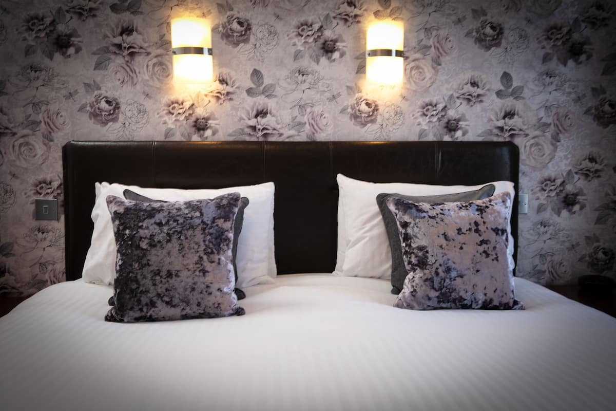 comfort room, 2 single beds, non smoking | 1 bedroom, in-room safe, individually decorated, desk