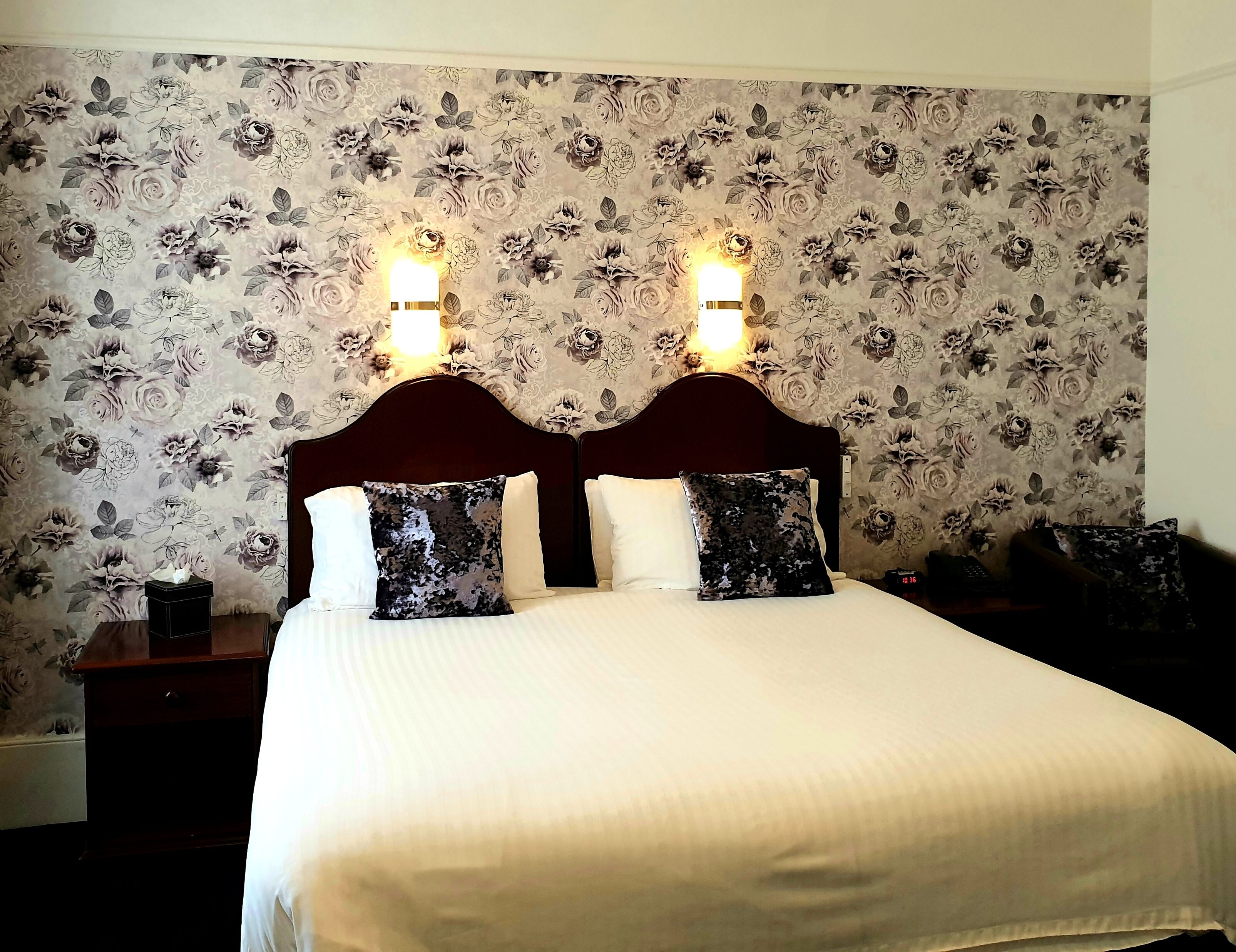 executive room, 1 double bed, non smoking | 1 bedroom, in-room safe, individually decorated, desk
