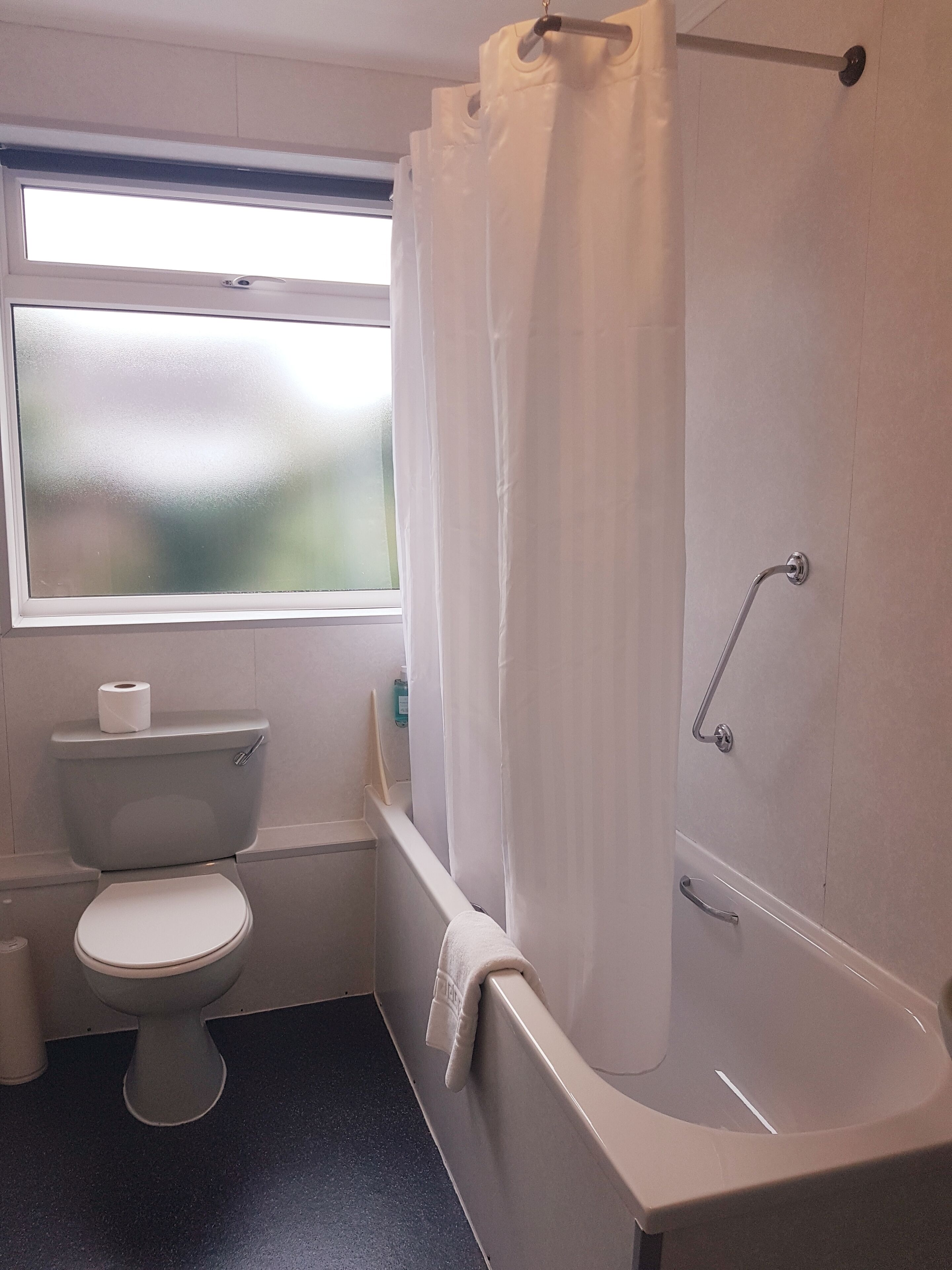 comfort room, 2 single beds, non smoking | bathroom | shower, free toiletries, hair dryer, bathrobes