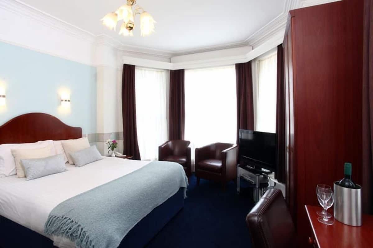 In-room safe, desk, laptop workspace, iron/ironing board