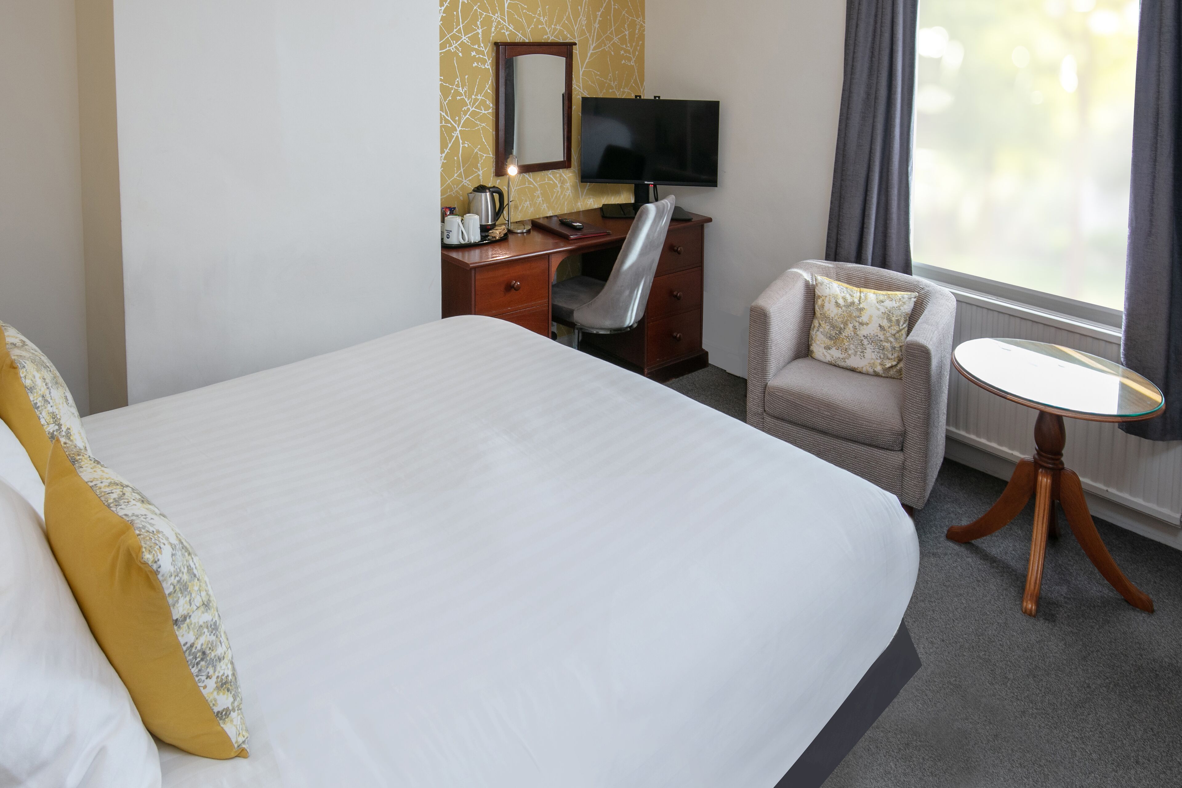 comfort room, 1 double bed, non smoking | 1 bedroom, in-room safe, individually decorated, desk
