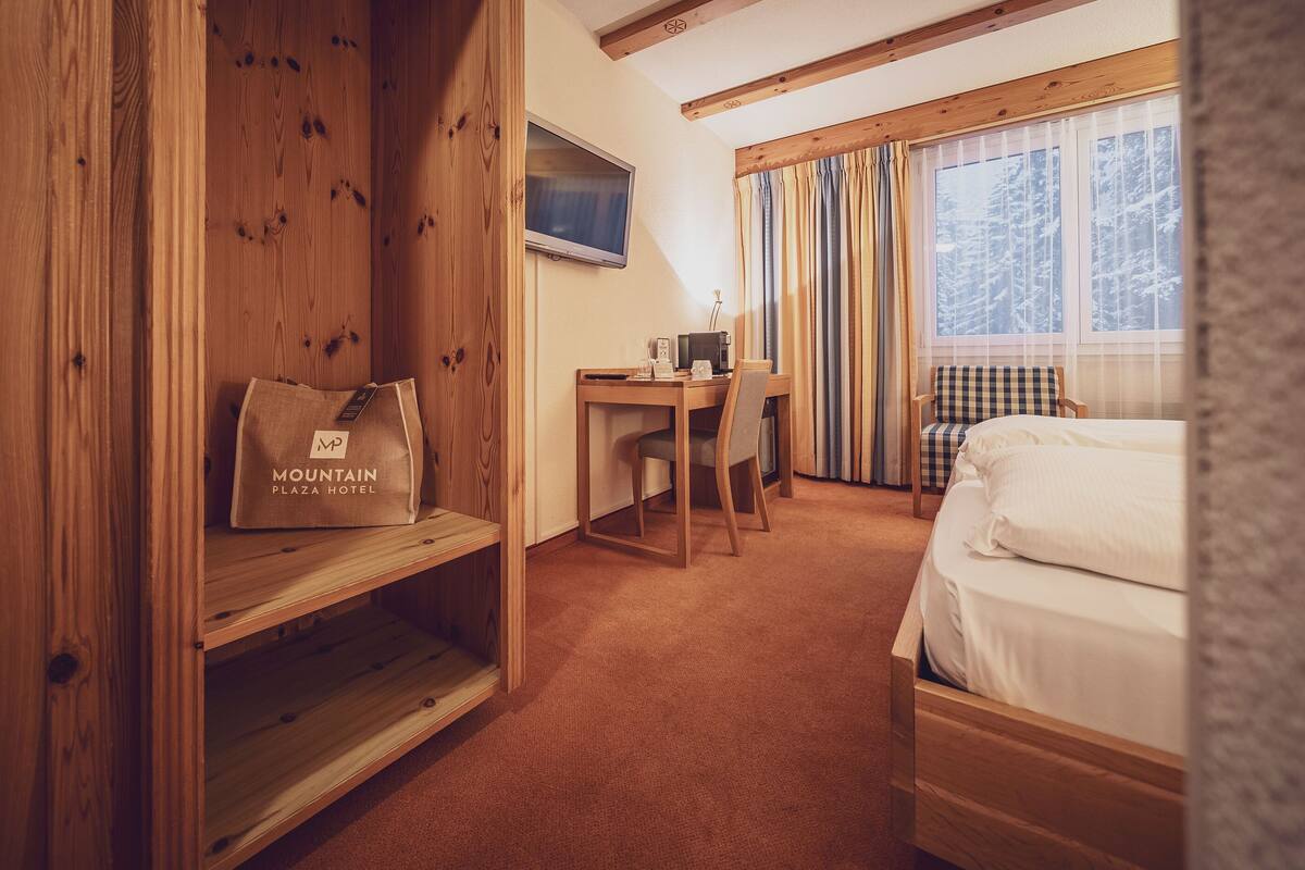 hypo-allergenic bedding, minibar, in-room safe, desk