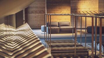 Un interior moderno con una escalera, un sofá y una pared de madera.