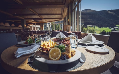 Essen und Trinken. Mountain Plaza Hotel