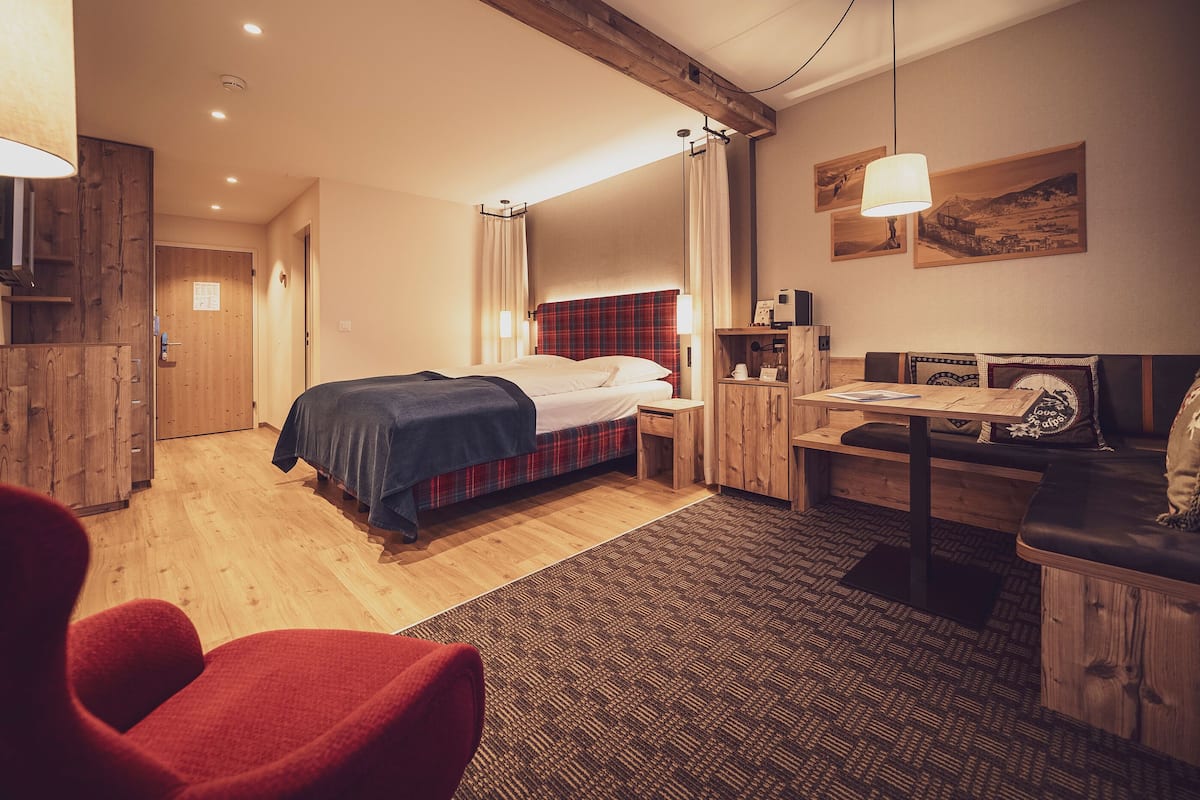 superior double room, non smoking | hypo-allergenic bedding, minibar, in-room safe, desk