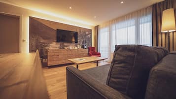 Senior suite | Hypoallergeen beddengoed, een kluis op de kamer, een bureau