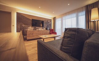 Suite sénior | Ropa de cama hipoalergénica, caja fuerte, escritorio y cortinas opacas