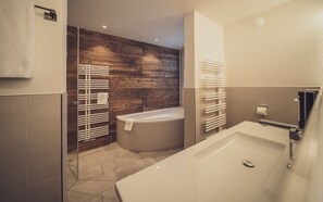 Senior-Suite | Badezimmer | Kostenlose Toilettenartikel, Haartrockner, Bademäntel, Handtücher