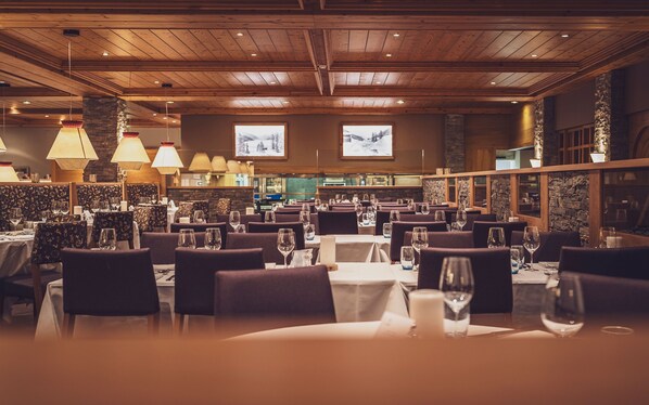 2 restaurants, breakfast served