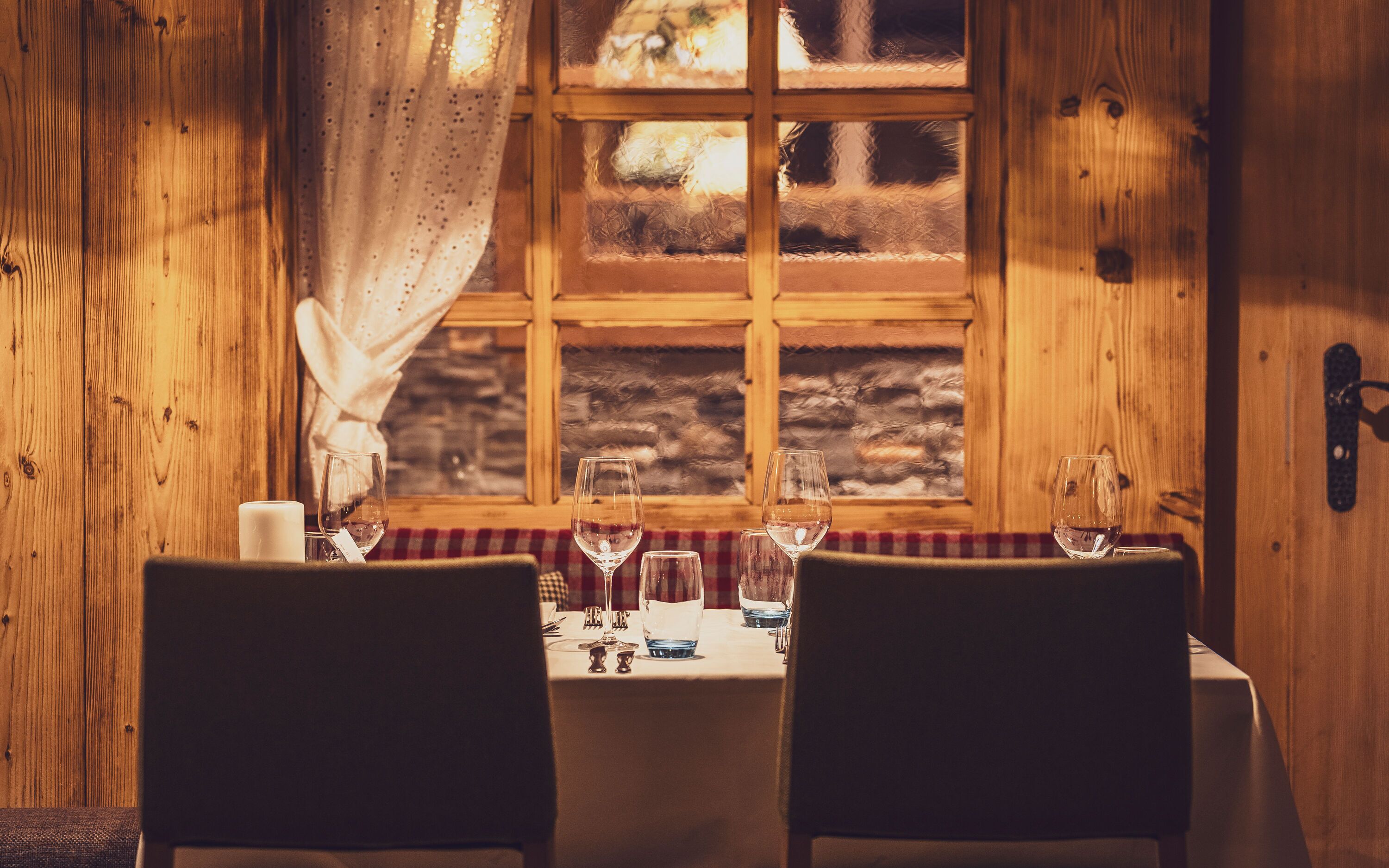 2 restaurants, breakfast served