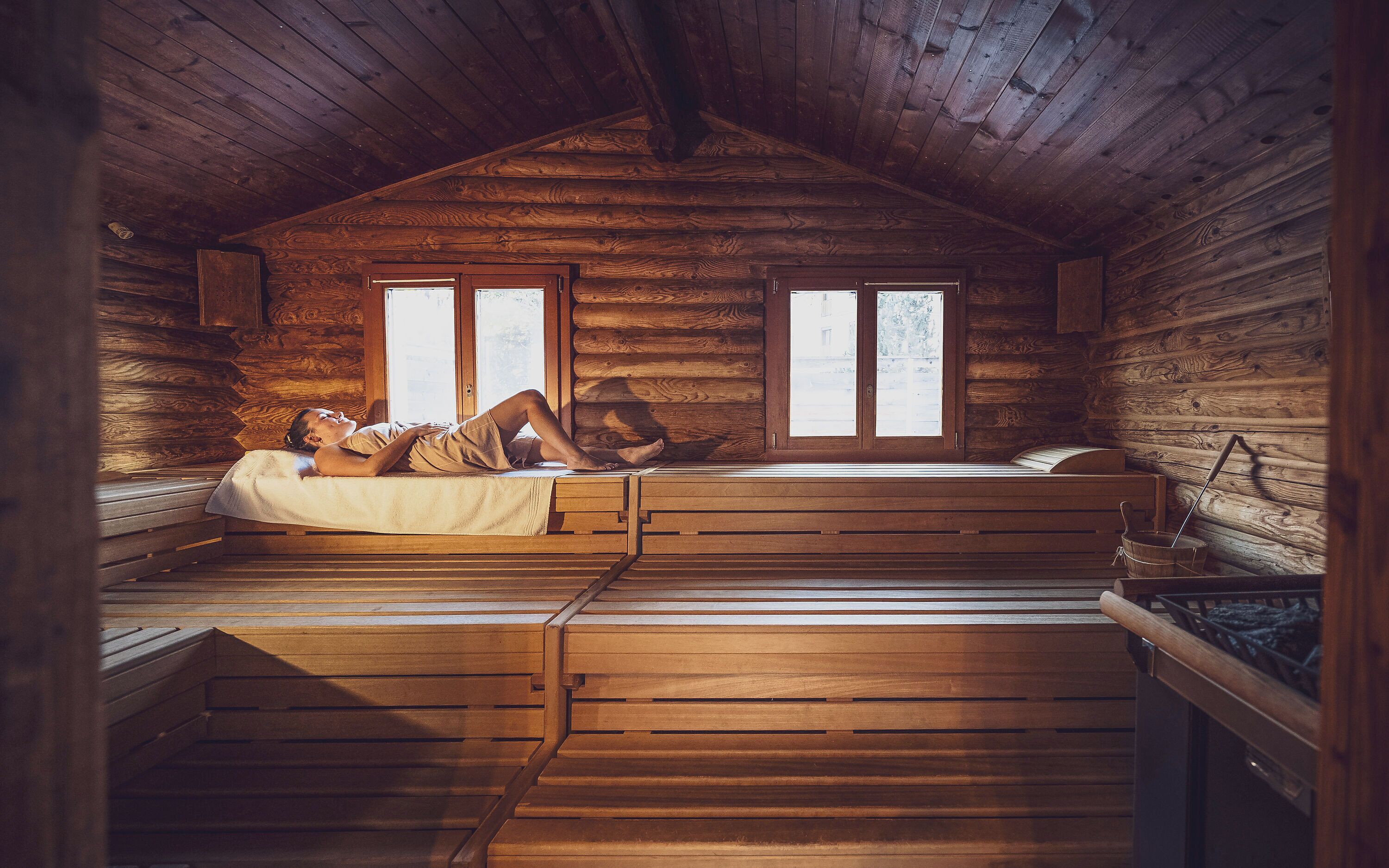 Una baita con letto a soppalco, una finestra e interni in legno.