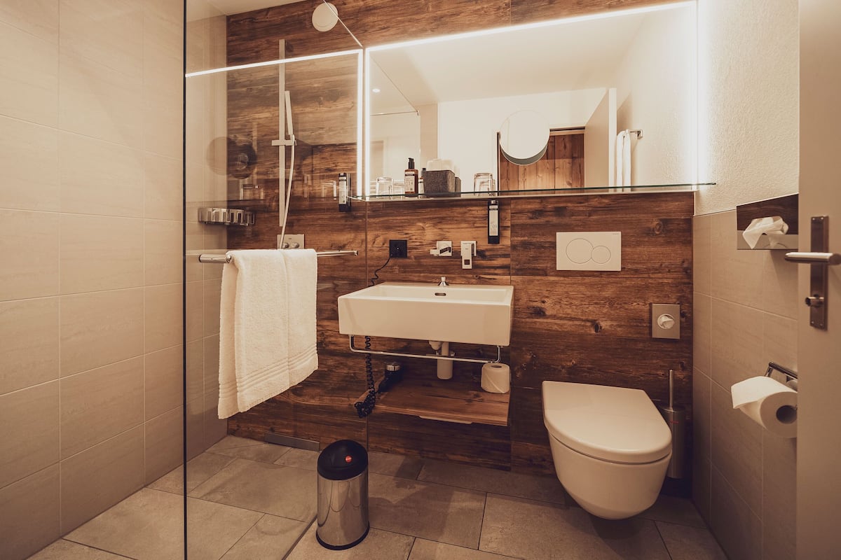 superior double room, non smoking | bathroom | free toiletries, hair dryer, dressing gowns, towels